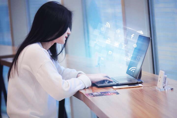 液晶电视开机正常一会就模糊，液晶电视开机正常一会就模糊了是怎么回事